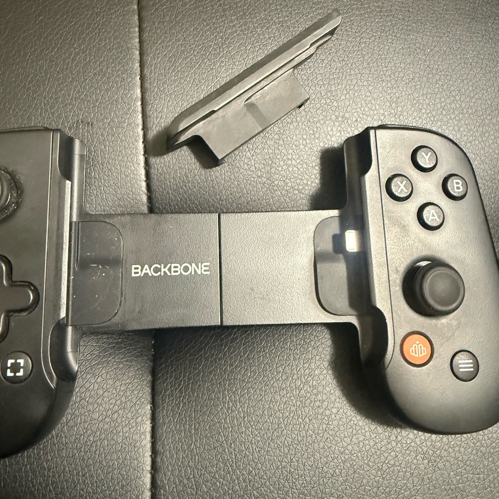 Backbone One Controller for IPhone Lightning Connection - Picture 7 of 8